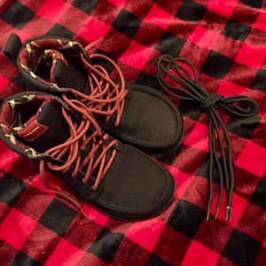Lems Women’s Boulder Boots w/ 2 sets of laces!